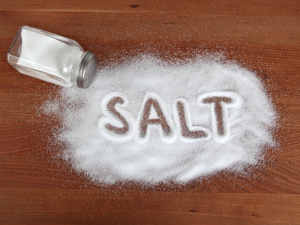 Как да намалим лесно вредната сол?